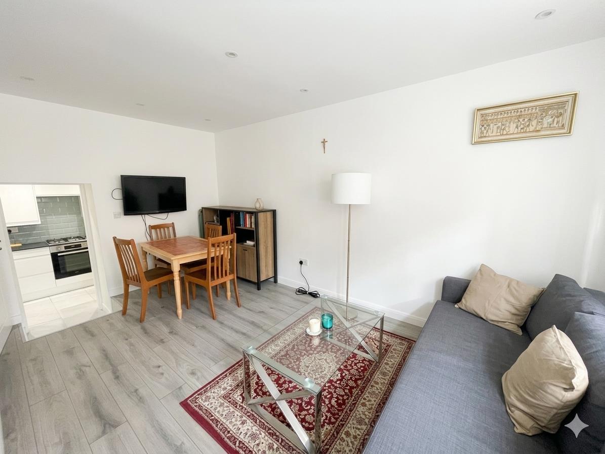 1 bed property in Regents Park Road, London